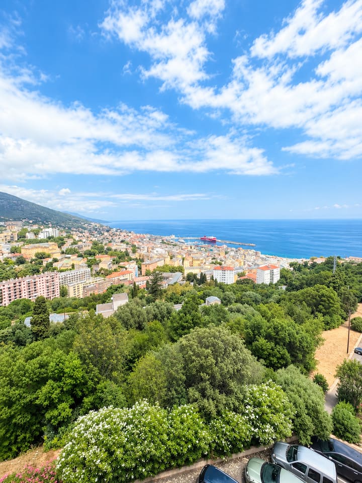 T3 avec vue imprenable sur la mer et la ville
